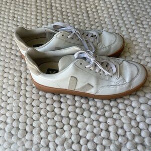 US size 9 women’s Vejas